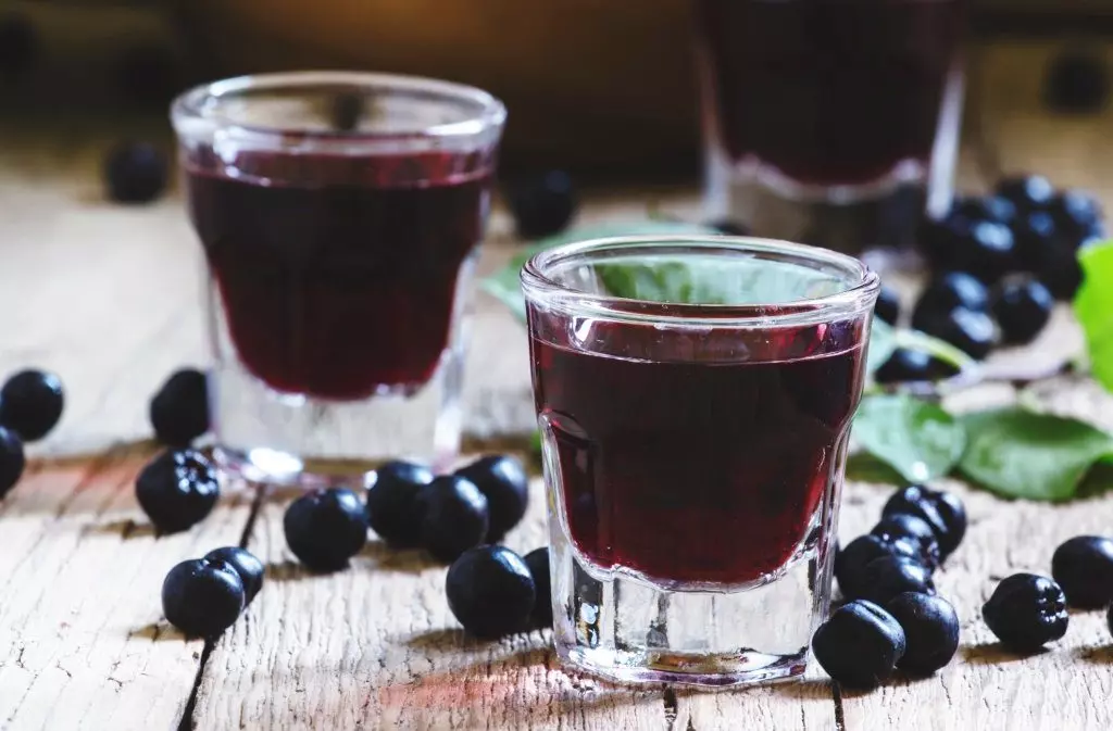 Настойка на черной смородине на водке - рецепты из замороженной и свежей  ягоды