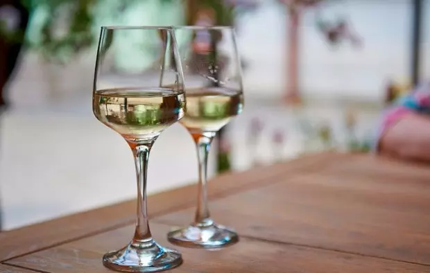 Калорийность сухого белого вина - сколько калорий в бокале (100 грамм)