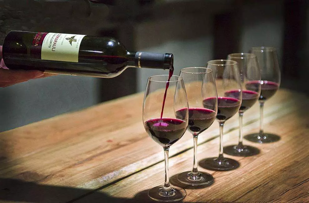 Калорийность сухого вина - сколько калорий на 100 грамм и в бокале