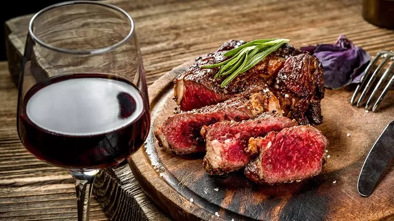 Какое вино подают к мясу, белое или красное - советы и рекомендации, что подать к свинине или говядине