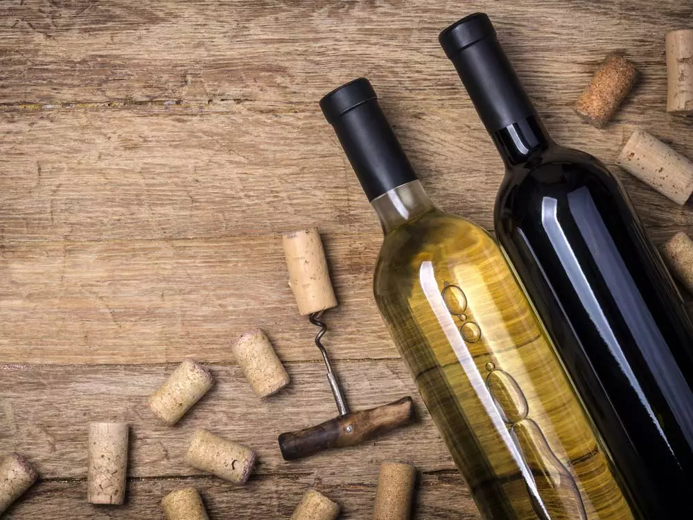 Сколько хранится открытая бутылка вина в холодильнике и как правильно это делать