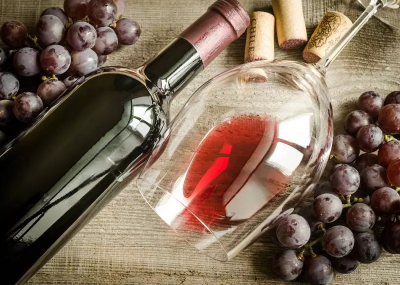 Калорийность полусладкого вина - сколько калорий на 100 грамм и в бокале