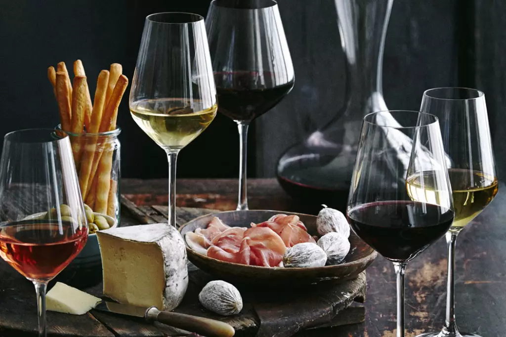 Калорийность полусладкого вина - сколько калорий на 100 грамм и в бокале