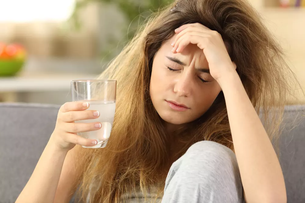 Недомогание с похмелья: почему болит голова и как можно лечить?