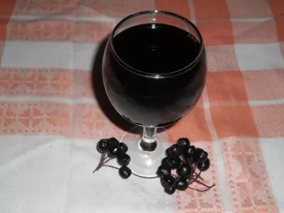 В чем польза и вред вина из черноплодной рябины? Как приготовить его в домашних условиях?
